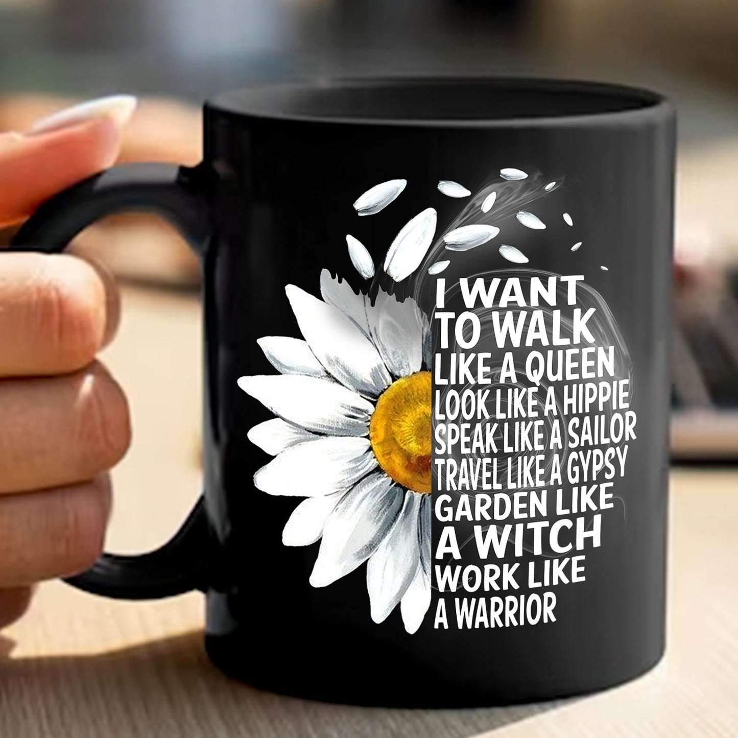 Hippie Daisy - I Wan To Walk Like A Queen Black Mug