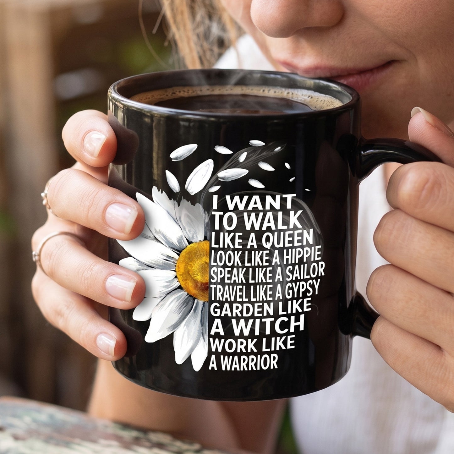 Hippie Daisy - I Wan To Walk Like A Queen Black Mug
