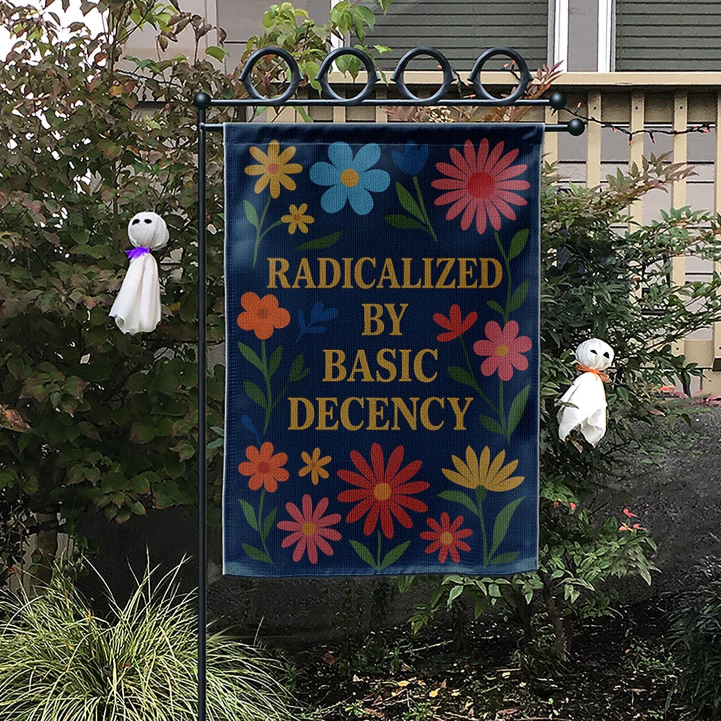 Floral Garden Flag: Progressive Outdoor Decor 2