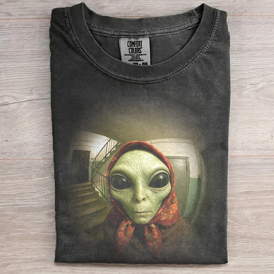 Babushka Alien – Funny Retro UFO Shirt
